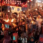Peringati Peristiwa Bandung Lautan Api, Ribuan Warga Ikut Pawai Obor