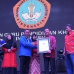 Iwa Karniwa Dianugerahi Penghargaan Motivator Guru Pendidikan Khusus