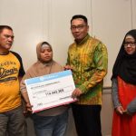 Ridwan Kamil Serahkan Bantuan ke Keluarga Almarhum Haringga