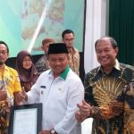 Disperindag Jabar Serahkan 300 sertifikat Halal ke IKM