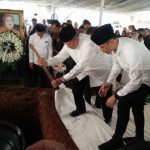 SBY Taburkan Tanah Ke Makam Ibunda Tercinta Di TPU Tanah Kusir