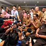 Imbauan Ridwan Kamil: Jangan Panik Beli Masker dan Sembako