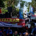 Tolak Omnibus Law, Ratusan Buruh Demo di Gedung Sate