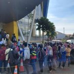 Vaksinasi Massal COVID-19 di Cimahi Timbulkan Kerumunan Vaksinasi Massal COVID-19 di Cimahi Timbulkan Kerumunan