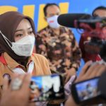 Atalia Ridwan Kamil Serahkan Hadiah Rumah dan Motor kepada Pejuang COVID-19