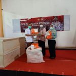 Achdar Sudrajat Serahkan Bantuan APD dan Vitamin C Ke Puskes Desa Lambang Sari, Kecamatan Tambun Selatan, Kabupaten Bekasi