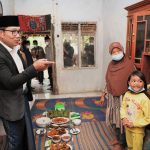 Ridwan Kamil Kunjungi dan Makan Bersama Tiga Anak Telantar di Indramayu