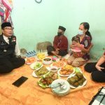 Kicauan Burung Lovebird Warnai Buka Puasa Ridwan Kamil di Rumah Warga Bandung Kicauan Burung Lovebird Warnai Buka Puasa Ridwan Kamil di Rumah Warga Bandung