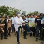Ridwan Kamil Promosikan Wisata Jabar Selatan Lewat Permainan Layangan di Pantai Palangpang