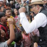 Gubernur Ridwan Kamil Hibur Anak-anak Terdampak Gempa Cianjur, Bagikan Pizza Sampai Bernyanyi Bersama