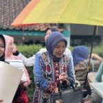 Hj. Lilis Boy Berikan Bantuan untuk PKL di Beberapa Desa di Kabupaten Cianjur