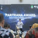 Serahkan Penghargaan Paritrana Award Tingkat Jabar, Uu Ruzhanul: Perhatikan dan Lindungi Tenaga Kerja Serahkan Penghargaan Paritrana Award Tingkat Jabar, Uu Ruzhanul: Perhatikan dan Lindungi Tenaga Kerja