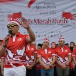 5 TAHUN JABAR JUARA: Festival Merah Putih, Ridwan Kamil Gabung Mengarak Bendera