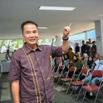 Bey Machmudin mencoblos di TPS 15 Kota Bandung Bey Machmudin mencoblos di TPS 15 Kota Bandung