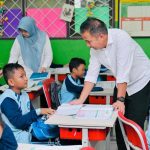 Berkunjung ke Sekolah Dasar di Bekasi, Bey Machmudin Ajak Siswa Berlomba dalam Prestasi