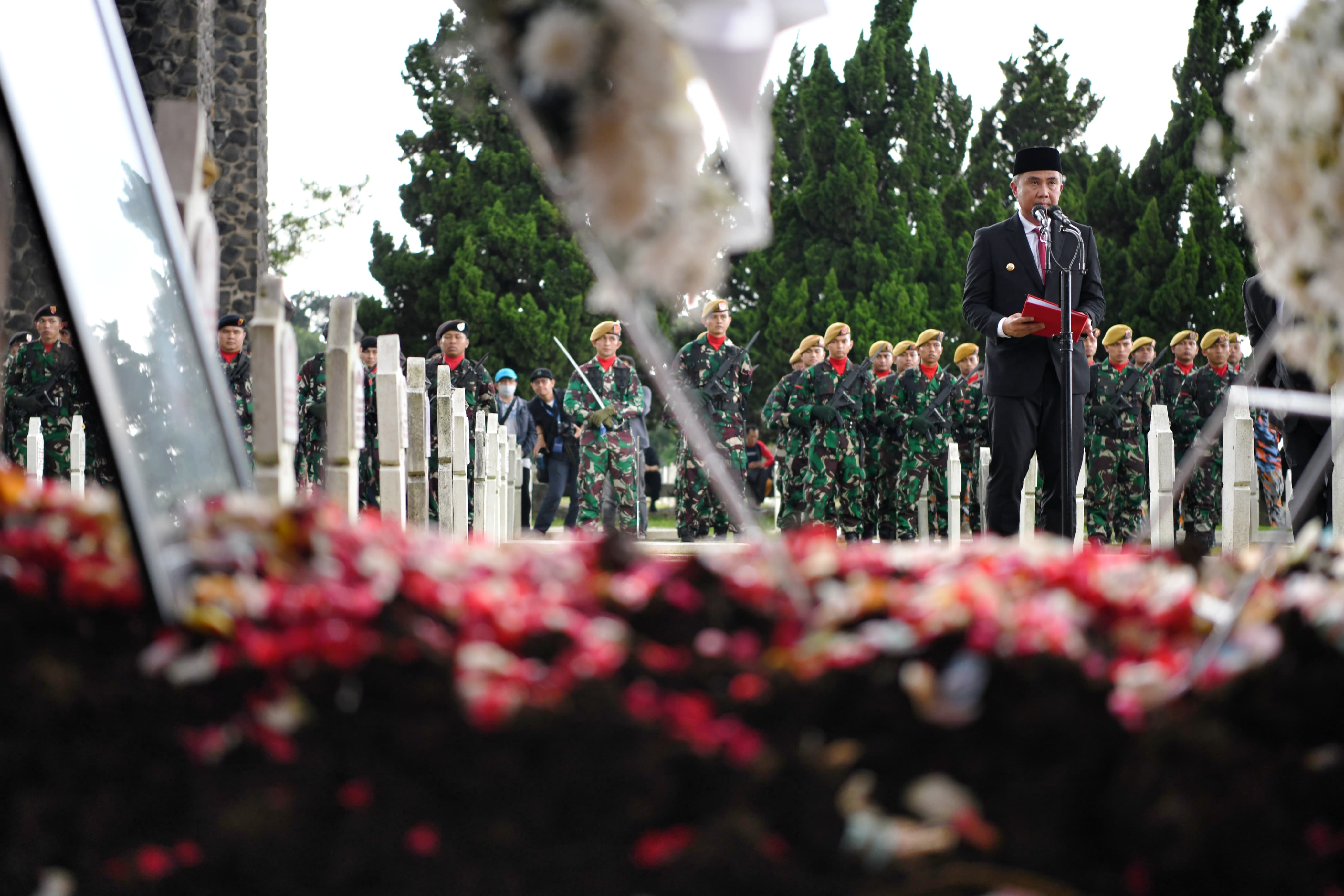 Penjabat Gubernur Jawa Barat Bey Machmudin menjadi Inspektur Upacara Pemakaman Almarhum Solihin Gautama Purwanegara atau akrab dikenal Solihin GP di Taman Makam Pahlawan (TMP) Cikutra, Kota Bandung, Selasa (5/3/2024).