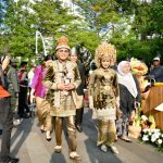 HARI JADI JAWA BARAT: Masyarakat Antusias Saksikan Kirab Budaya