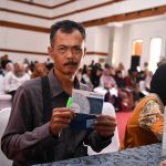 Pemdaprov Jabar Beri Bantuan Uang Kontrak Rumah untuk 379 Warga Telukjambe Timur Pemdaprov Jabar Beri Bantuan Uang Kontrak Rumah untuk 379 Warga Telukjambe Timur