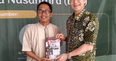 Politik Historiografi: Puisi Suluh Revolusi dalam Tatanan Rapuh Paradoks Indonesia 2030