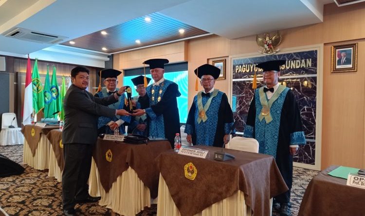 Irwandi Raih Gelar Doktor Ilmu Sosial Dari Universitas Pasundan, Angkat Model Pengawasan PPIU di Jawa Barat Irwandi Raih Gelar Doktor Ilmu Sosial Dari Universitas Pasundan, Angkat Model Pengawasan PPIU di Jawa Barat