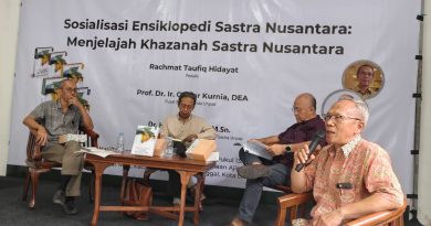 KERJA MARATHON INTELEKTUAL 20 Tahun: 5 Jilid ENSIKLOPEDI SASTRA NUSANTARA (ESN) karya RTH KERJA MARATHON INTELEKTUAL 20 Tahun: 5 Jilid ENSIKLOPEDI SASTRA NUSANTARA (ESN) karya RTH